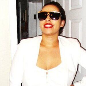 Hi, I'm Xtina. Founder of Midi Dress Co